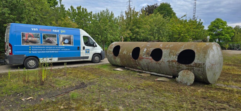 Mazouttank reinigen & ledigen 6 Tank ledigen door piva oil tankwerken