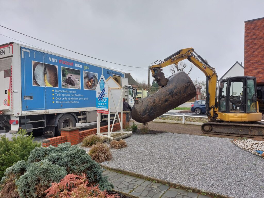 Mazouttank verwijderen 1 Mazouttank verwijderen